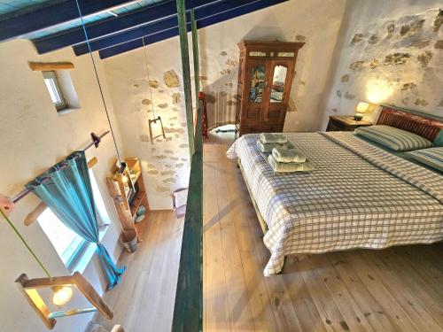 ein Schlafzimmer mit einem großen Bett in einem Zimmer in der Unterkunft The artist House Agio Farago in Pitsidia