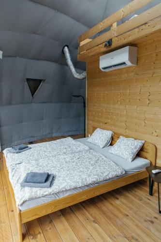 Ένα ή περισσότερα κρεβάτια σε δωμάτιο στο Glamping Prague Louka