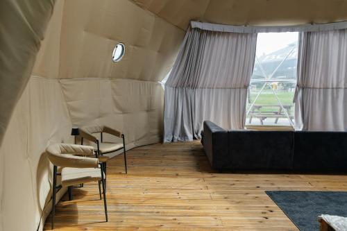 Χώρος καθιστικού στο Glamping Prague Louka