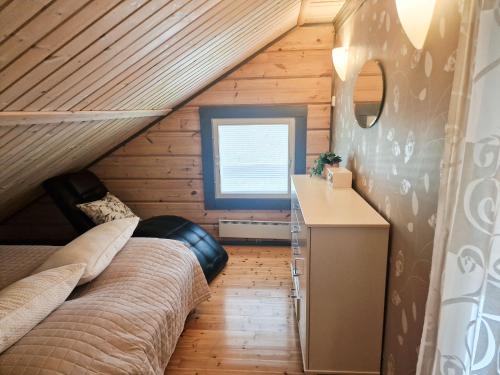a bedroom with two beds and a desk and a window at Villa Ylähonka - 6 hlö, Himos Honkaranta in Himos
