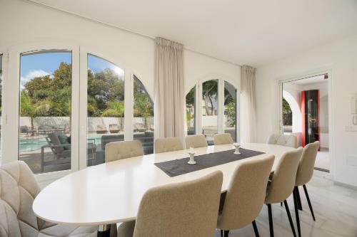 Marbella, Costabella - Beachfront Villa with Heated Pool