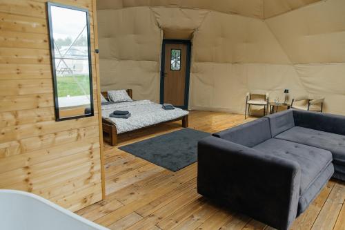 Ένα ή περισσότερα κρεβάτια σε δωμάτιο στο Glamping Prague Louka