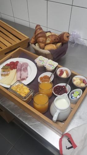 una bandeja de alimentos con diferentes tipos de alimentos en Hôtel Les Villas du Parc de la Chabotterie, en Saint-Sulpice-le-Verdon