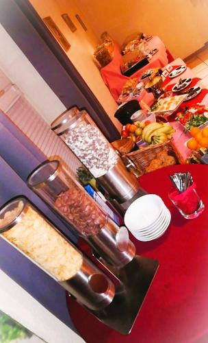 een tafel met daarop een buffet met eten bij Hotel & Restaurant Alte Molkerei Kölleda in Kölleda