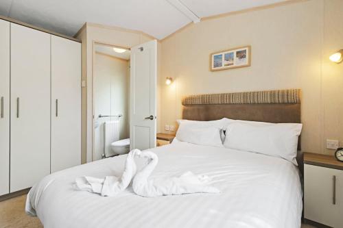 Voodi või voodid majutusasutuse Meadow View Splash Retreat -No Commercial Sign written Vehicles,Fishing Nearby & Communal Swimming Pool ,Pool open April to September toas