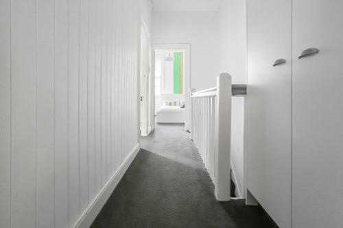 Ένα μπάνιο στο 3 Bedroom House- Millers Point Good for 8 Guests