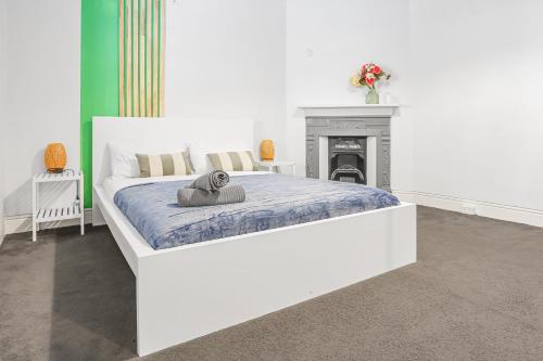 Ένα ή περισσότερα κρεβάτια σε δωμάτιο στο 3 Bedroom House- Millers Point Good for 8 Guests