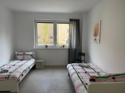a bedroom with two beds and a window at Monteurswohnung nahe Münster in Schöppingen