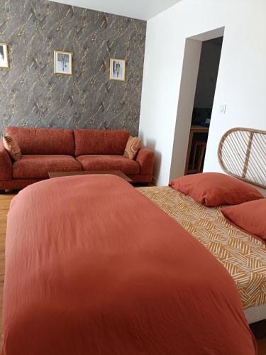 un salon avec deux lits et un canapé dans l'établissement De Beauvais à Paris, à Beauvais