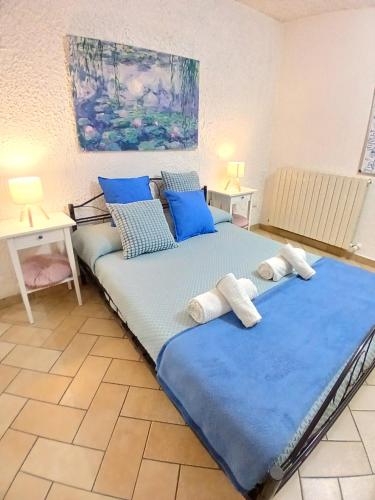 two beds sitting next to each other in a room at La Casina di Sotto in Castelnuovo di Garfagnana