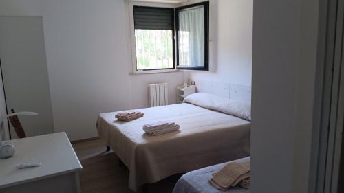 una habitación con dos camas y una ventana en B&B D'Ambrosio, en Milán