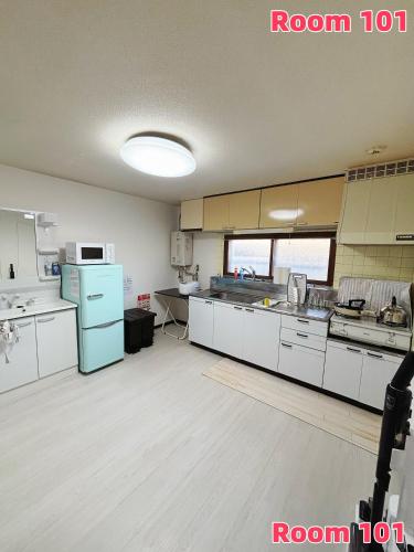 Kuchyň nebo kuchyňský kout v ubytování Tao House 地下鉄から徒歩約30秒 札幌大通すすきの駅直通 空港や小樽行高速バス有