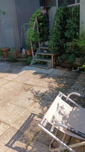 una cama sentada en el suelo en un patio en B&B D'Ambrosio, en Milán