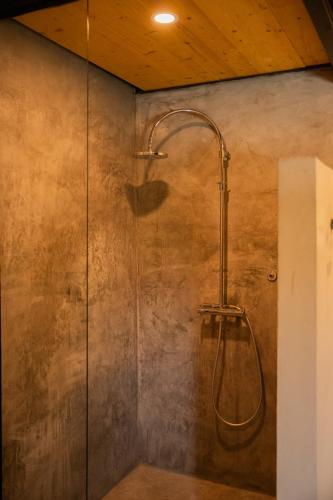 a shower with a hose in a bathroom at L'Atelier de l'Horte in Violès