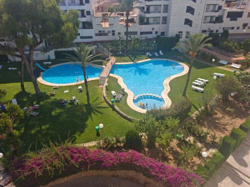 an aerial view of a swimming pool in a resort at Oasis en la playa de Albir Apartamento in Albir