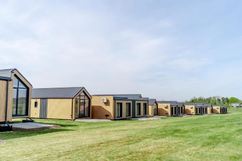 una fila de casas modulares en un campo en Black Water Links Village, 