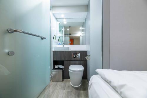 Bilik mandi di easyHotel Leeds