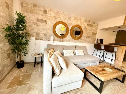 a living room with a couch and a table at Le Essaouira - Gare Bellegarde - Direct Genève in Bellegarde-sur-Valserine