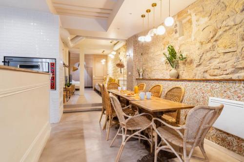 une salle à manger avec une table et des chaises en bois dans l'établissement Loft Spacieux et Unique - Paris 13 - 4P - FLAT-GUEST, à Paris