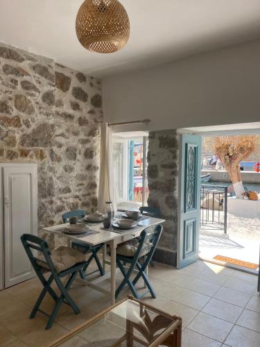 シミにあるSeaside Houseの石壁のダイニングルーム(テーブル、椅子付)