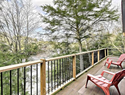 Gallery image of Labelle Lakefront, Spa, BBQ, Dock, Gazebo & Views in Labelle