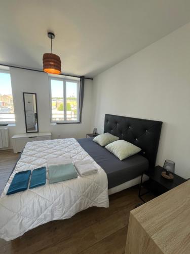 une chambre avec un grand lit avec deux oreillers dessus dans l'établissement L'Escapade Côte d'Opale, à Boulogne-sur-Mer