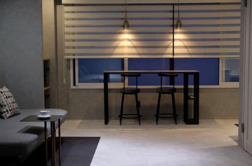 a dining room with a table and chairs and a window at Jasmin錦町3F 高松駅近 モダン空間 in Takamatsu