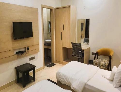 Телевизор и/или развлекательный центр в HOTEL MID-TOWN In Aligarh UP