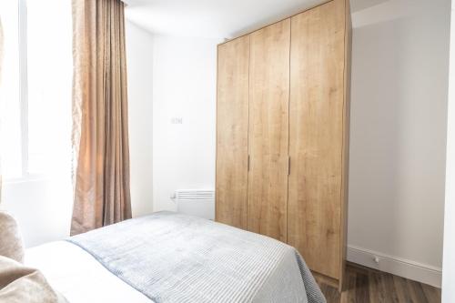 Postel nebo postele na pokoji v ubytování Boutique City Retreat Perfect for Business & Families With Free Gym By The Pocklington - The Filbert Suite