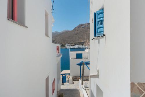 a view of the ocean from between buildings at Nicolas House 1 in Rakhídhion