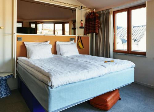 a bedroom with a large bed in a room at Scandic Go, Upplandsgatan 4 in Stockholm