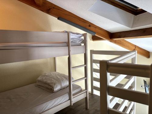 une chambre avec deux lits superposés et une échelle dans l'établissement Le Sunset, à Mimizan