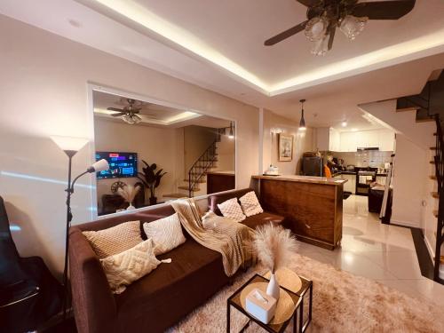 O bucătărie sau chicinetă la 3Storey Cozy House