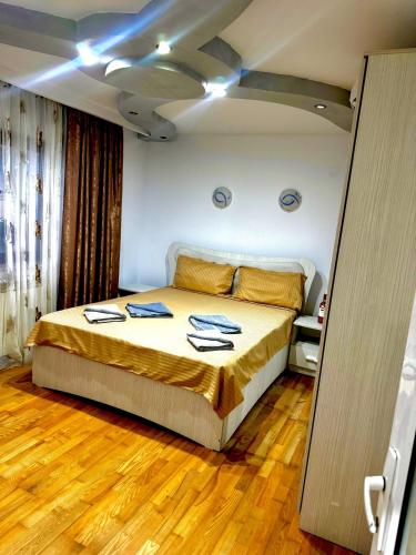 una camera da letto con un letto con asciugamani sopra di Casa Maya a 23 Agosto (Douăzeci şi Trei August)