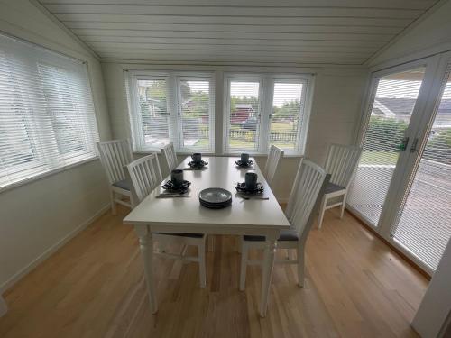 Galeriebild der Unterkunft Charmigt Villa bredvid sjön Örlen in Tibro