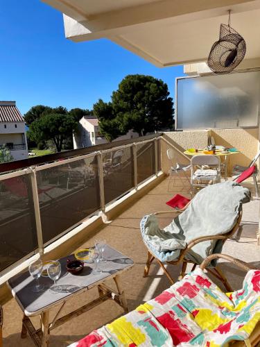 d'un balcon sur le toit avec une table et des chaises. dans l'établissement Spacieux appartement au calme à 5 minutes de la mer, parking privé, à Bandol