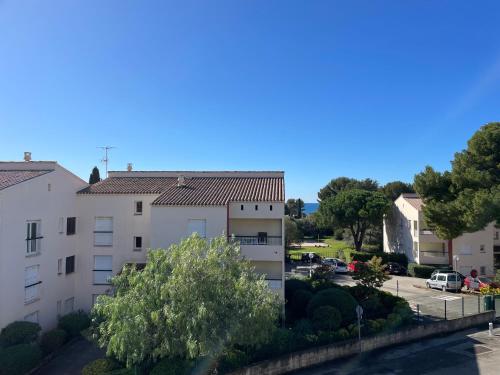 une vue d'un bâtiment et d'un parking dans l'établissement Spacieux appartement au calme à 5 minutes de la mer, parking privé, à Bandol
