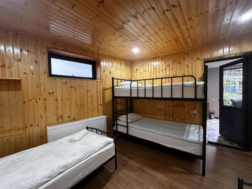 Postel nebo postele na pokoji v ubytování Kazbek view Hostel