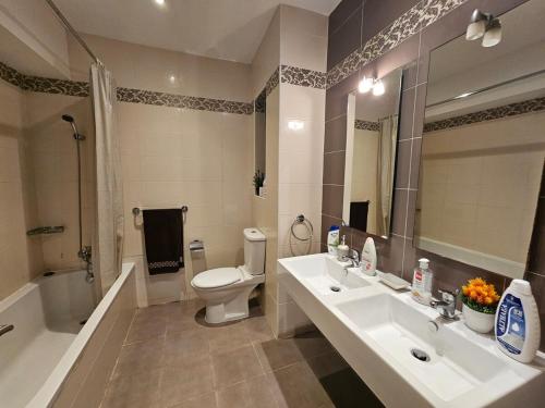 Un baño de Front Sea View 3 bdr Huge Apartment Sliema parking - S-5