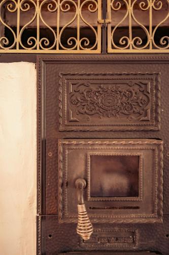 an old wooden door with a tassel on it at Bruderhaus 18 in Vöröstó