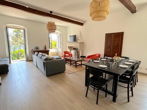 un salon avec une table et un canapé dans l'établissement Villa Padulone, à Aléria