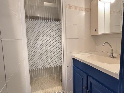 une salle de bain avec douche et lavabo dans l'établissement Bel F2 cabine à Palavas-les-Flots, plage à 2 pas, parking privé - FR-1-559-28, à Palavas-les-Flots