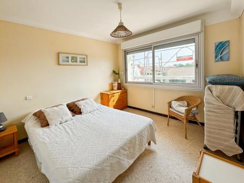 une chambre avec un lit blanc et une fenêtre dans l'établissement Charmant T2 pour 4 pers à 150m plage, Palavas-les-Flots, proche centre - FR-1-559-3, à Palavas-les-Flots