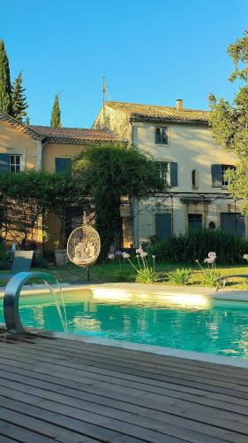 une piscine devant une maison dans l'établissement La villa des figuiers, à Saint-Bonnet-du-Gard