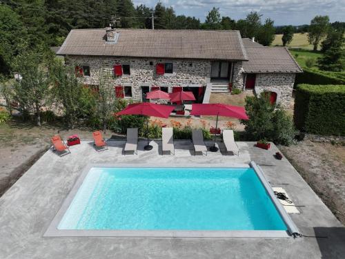 an image of a swimming pool in front of a house at Gîte de Genebret in Bessamorel