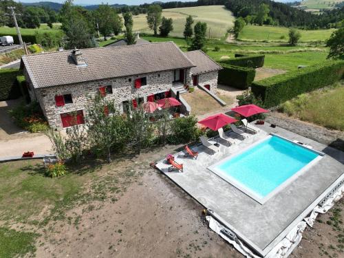 an aerial view of a house with a swimming pool at Gîte de Genebret in Bessamorel