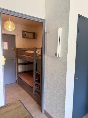 - une porte menant à une chambre avec des lits superposés dans l'établissement BALI Studio Climatisé, à La Ciotat