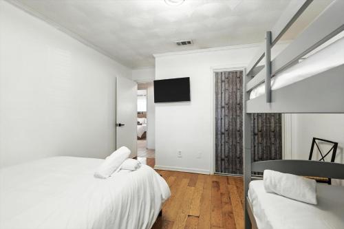 Ένα ή περισσότερα κρεβάτια σε δωμάτιο στο Amazing 4BR 2Bath Home w Hot Tub Pool & Game Room