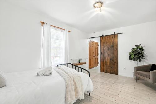 Ένα ή περισσότερα κρεβάτια σε δωμάτιο στο Amazing 4BR 2Bath Home w Hot Tub Pool & Game Room