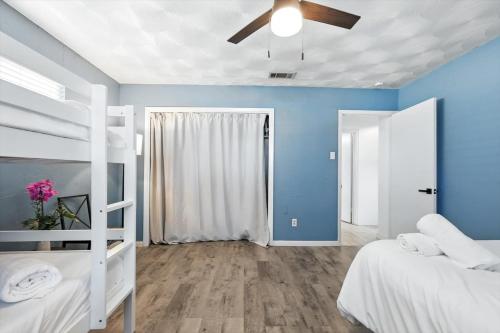 Ένα ή περισσότερα κρεβάτια σε δωμάτιο στο Amazing 4BR 2Bath Home w Hot Tub Pool & Game Room